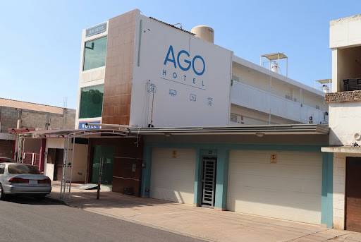 Fachada de Ago Hotel en calle Adolfo López Mateos, Aguaruto, con señalamiento emblemático