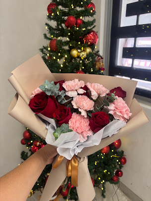 Ramo Clásico Kraft con rosas rojas y claveles