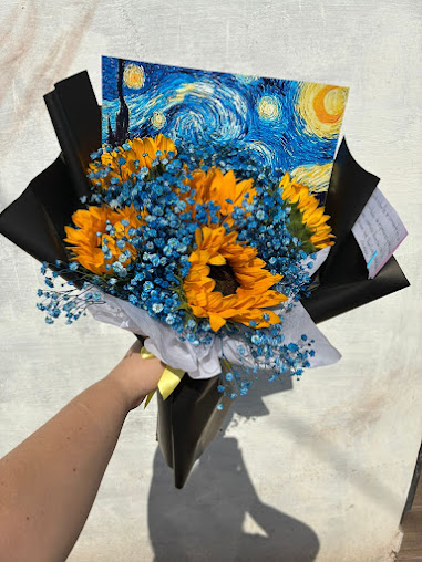 Ramo Noche Estrellada con girasoles y follaje azul