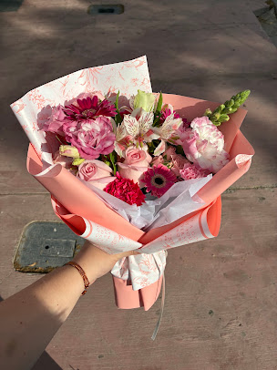 Ramo Silvestre en Papel Seda con gerberas y rosas rosadas